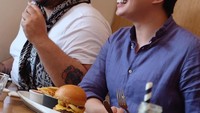 Pria yang fasih berbahasa Mandarin ini juga bersahabat dengan Ivan Gunawan. Keduanya menikmati burger bersama. Duh, jadi ngiler! Foto: Instagram edrictjandra