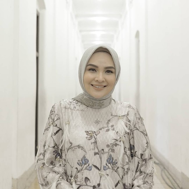 Jika kamu suka gaya yang feminin dan lembut. Desainer Ria Miranda bisa jadi acuan utama. Pilih dress berpotongan flowy dengan warna-warna faded seperti dusty rose dan dusty blue. Foto: Instagram/riamiranda