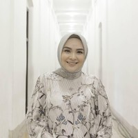 Jika kamu suka gaya yang feminin dan lembut. Desainer Ria Miranda bisa jadi acuan utama. Pilih dress berpotongan flowy dengan warna-warna faded seperti dusty rose dan dusty blue. Foto: Instagram/riamiranda