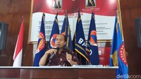 Tak hanya itu, hampir 24 jam Sutopo siap siaga menyampaikan perkembangan informasi seputar bencana. Telepon maupun pesan elektronik dari awak media pun selalu dibalasnya. Sutopo juga sangat aktif menyampaikan perkembangan seputar bencana melalui akun Twitternya. Kanker tak menyurutkan sang pejuang bencana itu untuk tetap bekerja.  (Foto: Farih Maulana/detikcom)