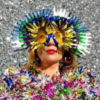 Ornamen-ornamen Natal tersebut bukan digantung di pohon Natal, melainkan dihias di dirinya sendiri. Dia menggunakan tinsel sebagai pengganti busananya. Foto: dok. Instagram (@jen_nollaig)