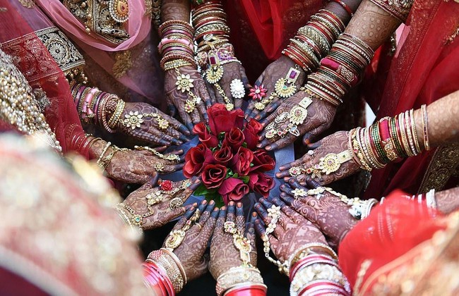 Sebelumnya Mahesh Savani mengungkap alasan ia membiayai pernikahan massal. Ia mengaku merasa punya kewajiban sosial untuk membantu wanita menikah. Terutama mereka yang memang tidak punya orangtua untuk membantu membiayai. Foto: AFP