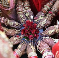 Sebelumnya Mahesh Savani mengungkap alasan ia membiayai pernikahan massal. Ia mengaku merasa punya kewajiban sosial untuk membantu wanita menikah. Terutama mereka yang memang tidak punya orangtua untuk membantu membiayai. Foto: AFP