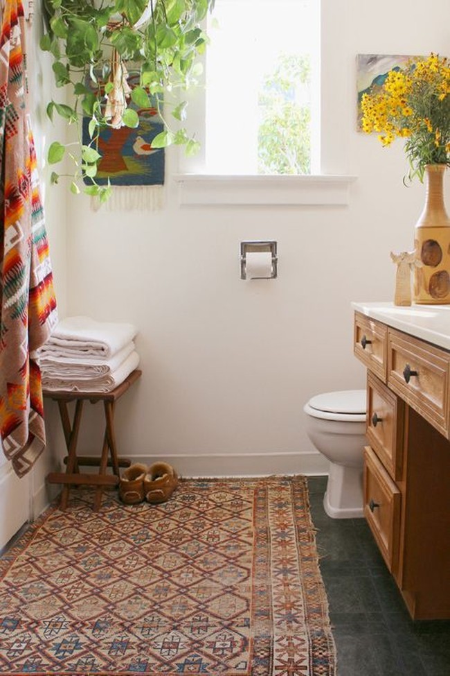 Padahal, penggunaan karpet di kamar mandi bisa mempercantik ruangan. Namun, karpet hanya bisa diletakkan di tempat kering. Foto: Pinterest