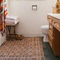 Padahal, penggunaan karpet di kamar mandi bisa mempercantik ruangan. Namun, karpet hanya bisa diletakkan di tempat kering. Foto: Pinterest