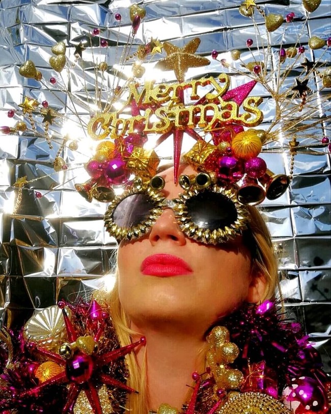 Wanita yang berprofesi sebagai desainer ini pun mampu mengubah ornamen Natal tersebut menjadi lebih fashionable dan bisa digunakan di tubuhnya. Foto: dok. Instagram (@jen_nollaig)