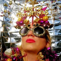 Wanita yang berprofesi sebagai desainer ini pun mampu mengubah ornamen Natal tersebut menjadi lebih fashionable dan bisa digunakan di tubuhnya. Foto: dok. Instagram (@jen_nollaig)