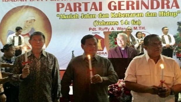 Prabowo memegang lilin dalam perayaan Natal.