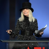 Momen liburan Natal selalu dimanfaatkan aktris senior Diane Keaton dan keluarganya untuk mengeksplorasi kota California.  Hal yang aku suka lakukan saat Natal adalah mengendarai mobil bersama anak-anak dan Emmy, anjing kami, lalu pergi ke arah utara, cerita Diane. Berpelesir saat libur Natal rupanya telah menjadi ritual Natal aktris pemenang Oscar ini sejak kecil di samping berkumpul bersama keluarga besar di rumah. Foto: Getty Images