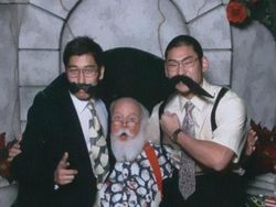 Potret Unik Dua Pria Bersama Sinterklas Selama 12 Tahun