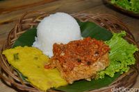  Nona  Judes  Tersambar Sambal Gledek Plus Fried Chicken Ala 