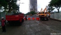 Usai pengurukan, wajah Jalan Gubeng saat ini sudah tampak mulus karena proses pengaspalan tengah dimulai.