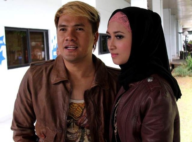 Nasib tragis dialami pedangdut Saipul Jamil yang kini mendekam di penjara akibat kasus korupsi dan tindakan asusila. Sebelum masalah hukum menerpa, Saipul kehilangan istrinya Virginia Anggraeni dalam kecelakaan mobil di tol Cipularang pada 2011. Naasnya, Saipul lah yang mengendarai mobil tersebut. Dan sang istri yang duduk di kursi sebelah kanan tewas di lokasi kejadian. Foto: Dok. Detikcom