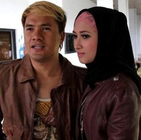 Nasib tragis dialami pedangdut Saipul Jamil yang kini mendekam di penjara akibat kasus korupsi dan tindakan asusila. Sebelum masalah hukum menerpa, Saipul kehilangan istrinya Virginia Anggraeni dalam kecelakaan mobil di tol Cipularang pada 2011. Naasnya, Saipul lah yang mengendarai mobil tersebut. Dan sang istri yang duduk di kursi sebelah kanan tewas di lokasi kejadian. Foto: Dok. Detikcom