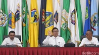 Menteri Dalam Negeri Tjahjo Kumolo didampingi Sekjen Kemendagri Hadi Prabowo (kiri) dan Plt Ses BNPP Widodo Sigit Pudjianto (kanan) memaparkan kinerja Kemendagri selama 4 tahun di Gedung Kemendagri, Jakarta, Rabu (26/12/2018).