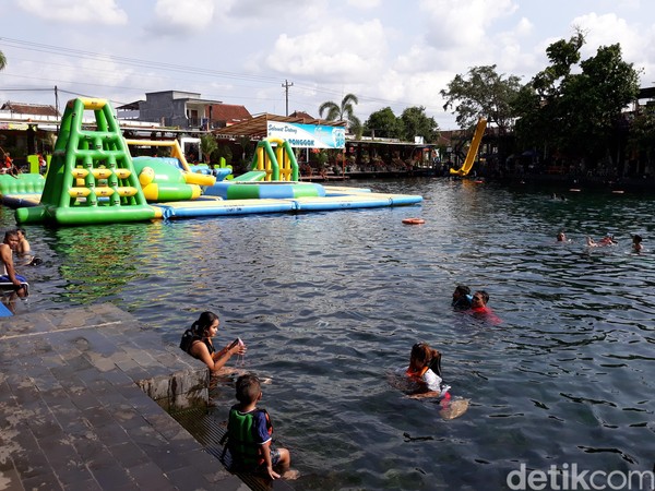 Kolam mata air yang konon sudah dimanfaatkan di masa kerajaan Hindu sampai masa kolonial itu terletak di dataran rendah lereng Gunung Merapi dan Merbabu. (Foto: Bayu Ardi Isnanto/detikcom) Kolam mata air yang konon sudah dimanfaatkan di masa kerajaan Hindu sampai masa kolonial itu terletak di dataran rendah lereng Gunung Merapi dan Merbabu. (Foto: Bayu Ardi Isnanto/detikcom)