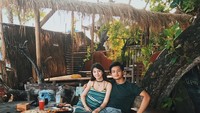 Aktris berusia 17 tahun ini sering menghabiskan waktu liburan bersama sang kekasih. Makan siang dengan pizza dan spicy wings jadi menu spesial mereka saat berlibur di Bali. Foto: Instagram @cassandraslee