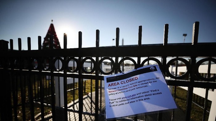 WASHINGTON, DC - DECEMBER 24:  Trash begins to accumulate along the National Mall near the Washington Monument due to a partial shutdown of the federal government on December 24, 2018 in Washington, DC. The partial shutdown will continue for at least a few more days as lawmakers head home for the holidays as Democrats and the Trump administration cannot agree on an amount of funding for border security. (Photo by Win McNamee/Photo by Win McNamee/Getty Images)