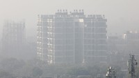 Kualitas udara yang buruk dan kabut beracun menyelimui sebagian besar kota. REUTERS/Altaf Hussain.