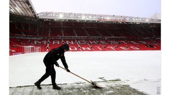 Pemandangan ini pun akan familiar pada saat Boxing Day, walaupun tak bakal menyurutkan antusiasme fans sepakbola. (Foto: Internet/Twitter)