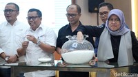 Hak siar penayangan debat tersebut dilakukan dengan cara diundi. Debat pertama diselenggarakan pada tanggal 17 Januari 2019 dengan tema Hukum, HAM, Korupsi dan Terorisme. Debat itu akan disiarkan oleh TVRI, RRI, Kompas TV, dan RTV.