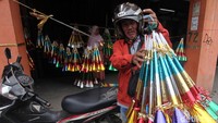 Tak sedikit pula warga yang membeli banyak terompet dari para pedagang untuk dijual kembali.