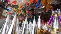 Terompet itu dijual mulai dari Rp 5 ribu hingga Rp 35 ribu tergantuk bentuk, ukuran, dan jenis terompetnya.