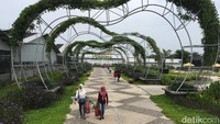 Inilah objek wisata murah meriah buat liburan akhir tahun di Mojokerto. Destinasi Ladang Anggrek ini terletak di Jalan Raden Patah, Dusun Adi Sono, Desa Lebaksono, Kecamatan Pungging, Mojokerto. (Enggran/detikTravel)