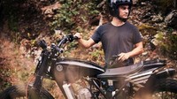 “Tujuannya adalah untuk membangun sebuah warisan balap yang tertuang pada sepeda motor ini, sangat ringan dan cepat, dan setiap kali saya memberikan sepeda motor hasil garapan, saya merasa ada sebagian dari diri saya yang hilang,” ungkap Mike. Foto: Dok. Red Bull