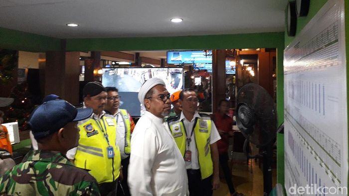 Komisaris PT Angkasa Pura I Ali Mochtar Ngabalin meninjau Posko Nataru di Bandara Adisutjipto. Foto: Ristu Hanafi/detikcom Komisaris PT Angkasa Pura I Ali Mochtar Ngabalin meninjau Posko Nataru di Bandara Adisutjipto. Foto: Ristu Hanafi/detikcom