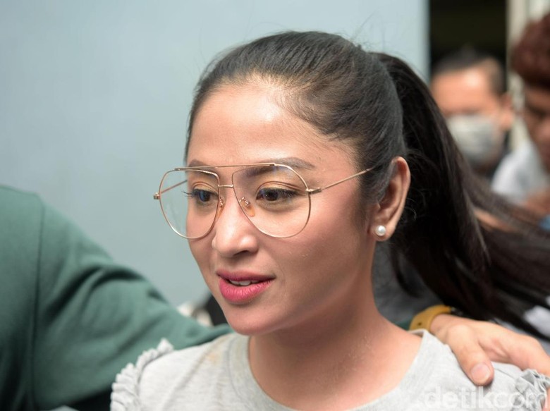 Polisi Gelar Perkara Kasus Dewi Perssik, Akankah Meldi Jadi Tersangka? Polisi Gelar Perkara Kasus Dewi Perssik, Akankah Meldi Jadi Tersangka?