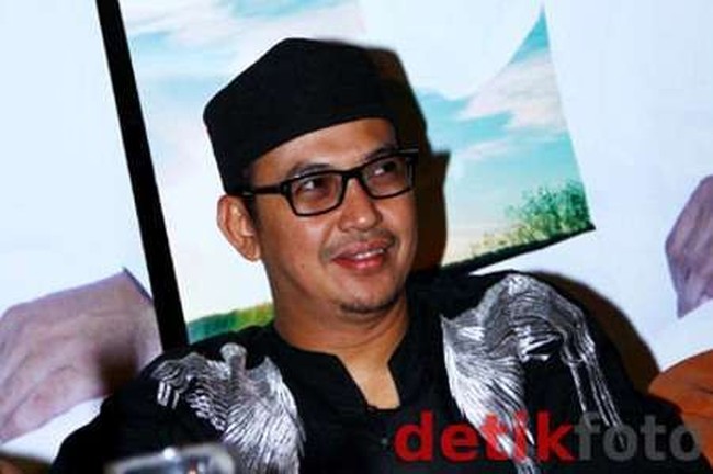 Selain Widyawati, Umi Pipik juga kehilangan suaminya Ustad Jefri Al Buchori atau akrab disapa Uje karena tragedi kecelakaan. Ustad Jefri meninggal dunia akibat kecelakaan motor di kawasan Pondok Indah, Jakarta Selatan pada 2013. Selain Umi Pipik, Uje juga meninggalkan empat anaknya yang saat itu masih kecil. Foto: Dok. Detikcom