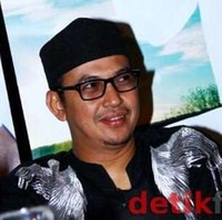 Selain Widyawati, Umi Pipik juga kehilangan suaminya Ustad Jefri Al Buchori atau akrab disapa Uje karena tragedi kecelakaan. Ustad Jefri meninggal dunia akibat kecelakaan motor di kawasan Pondok Indah, Jakarta Selatan pada 2013. Selain Umi Pipik, Uje juga meninggalkan empat anaknya yang saat itu masih kecil. Foto: Dok. Detikcom