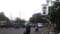 Di pinggir jalan dekat putaran terdapat pos polisi.