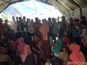 Bertemu Mensos, Pengungsi Tsunami Minta Bantuan Pakaian Dalam