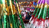 Banyaknya peminat terompet menjelang tahun baru membuat sejumlah pedagang banyak membuat atau mengecer terompet.