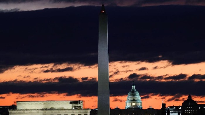 Gedung Putih saat Pemerintah US Tutup WASHINGTON, DC - DECEMBER 24: Trash begins to accumulate along the National Mall near the Washington Monument due to a partial shutdown of the federal government on December 24, 2018 in Washington, DC. The partial shutdown will continue for at least a few more days as lawmakers head home for the holidays as Democrats and the Trump administration cannot agree on an amount of funding for border security. (Photo by Win McNamee/Photo by Win McNamee/Getty Images)