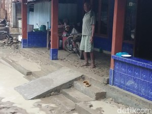 Diterjang Banjir Bandang, Warga Bojonegoro Lakukan Bersih-bersih