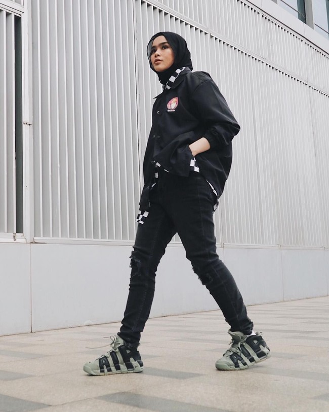 Gaya seperti ini juga kerap ditemui pada mantan personel Blink, Sivia Azizah. Sivia juga konsisten memakai hijab berwarna hitam. Foto: Instagram/siviazizah
