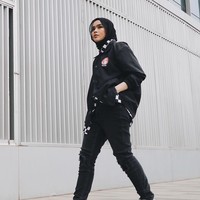 Gaya seperti ini juga kerap ditemui pada mantan personel Blink, Sivia Azizah. Sivia juga konsisten memakai hijab berwarna hitam. Foto: Instagram/siviazizah