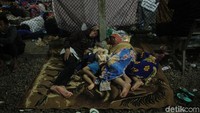 Warga yang sangat lelah mencoba untuk tidur.