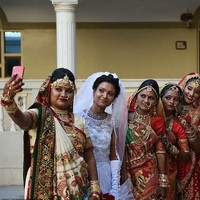 Biasanya ayah mempelai wanita yang akan membayar pernikahan anak perempuan mereka. Karena itu, jika sang ayah sudah tidak ada atau miskin, kesempatannya wanita untuk menikah pun lebih sulit. Foto: AFP