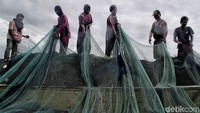 Sejumlah nelayan di Muara Angke, Jakarta Utara, tengah beraktivitas di pelabuhan, Rabu (26/12/2018).