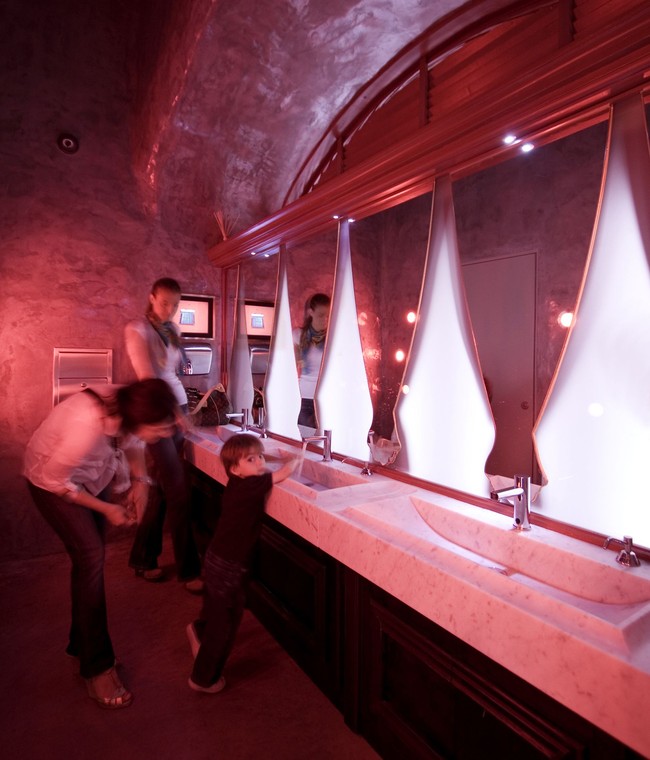 Untuk menambah kenyamanan pengunjung, musik diputar di setiap bilik toilet. Masuk ke toilet ini dikenakan biaya sebesar 30 sen atau sekitar Rp 5.000. Foto: www.ChrisBriffa.com/Chris Briffa, Norbert Attard