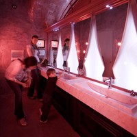 Untuk menambah kenyamanan pengunjung, musik diputar di setiap bilik toilet. Masuk ke toilet ini dikenakan biaya sebesar 30 sen atau sekitar Rp 5.000. Foto: www.ChrisBriffa.com/Chris Briffa, Norbert Attard