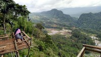 Banyak traveler yang ke sini untuk refreshing dan menenangkan pikiran. Mereka hanya sekadar duduk-duduk dan menikmati pemandangan. (Dadang/detikTravel)