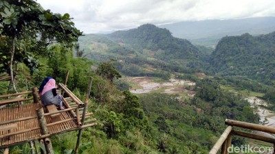 Foto: Puncak Bangku Ciamis yang Sejuk & Asyik Buat Selfie