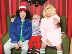 Potret Unik Dua Pria Bersama Sinterklas Selama 12 Tahun