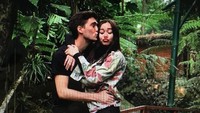 Aura Kasih telah menikah dengan seorang pria bernama Eryck Amaral. Ini salah satu kedekatan keduanya yang beredar di media sosial. Foto: dok instagram