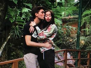 Aura Kasih Awali 2019 dengan Posting Foto Nikahan